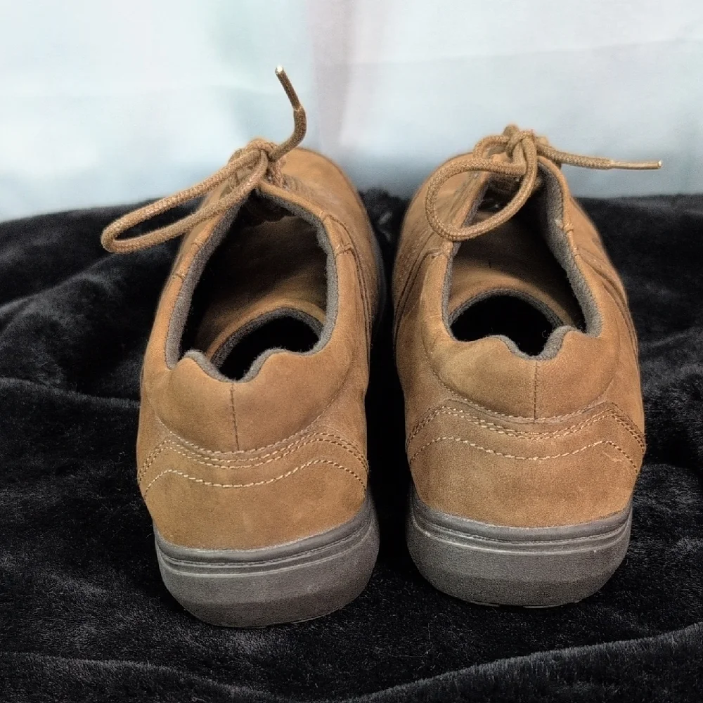 Easy Spirit Brown‎ Shoes with Suede Finish and Lace-Up Design. New. Size 10.